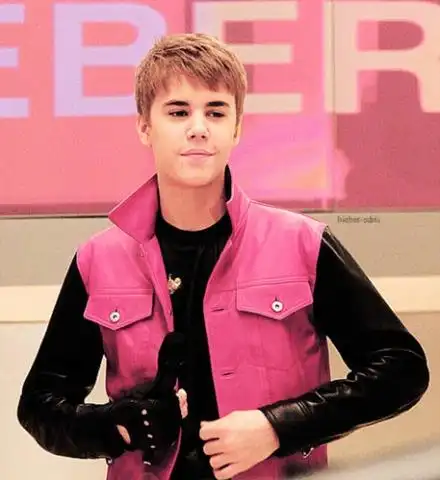 justin bieber穿粉红色外套头低下的照片 图