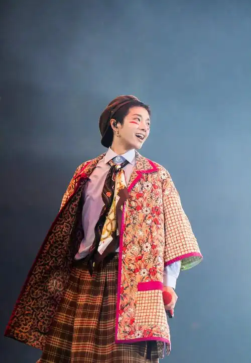 原创华晨宇火星演唱会官宣连开6场全新形式长发造型曝光