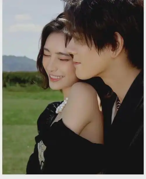 许佳琪魏哲鸣合体拍七夕大片同色系穿搭颜值登对互动亲密自然