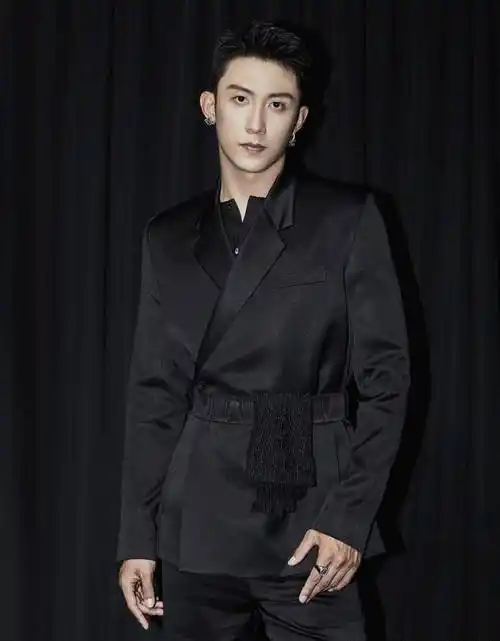 三十位国内男明星全黑系西装大赏～帅气又迷人,爱了爱了!