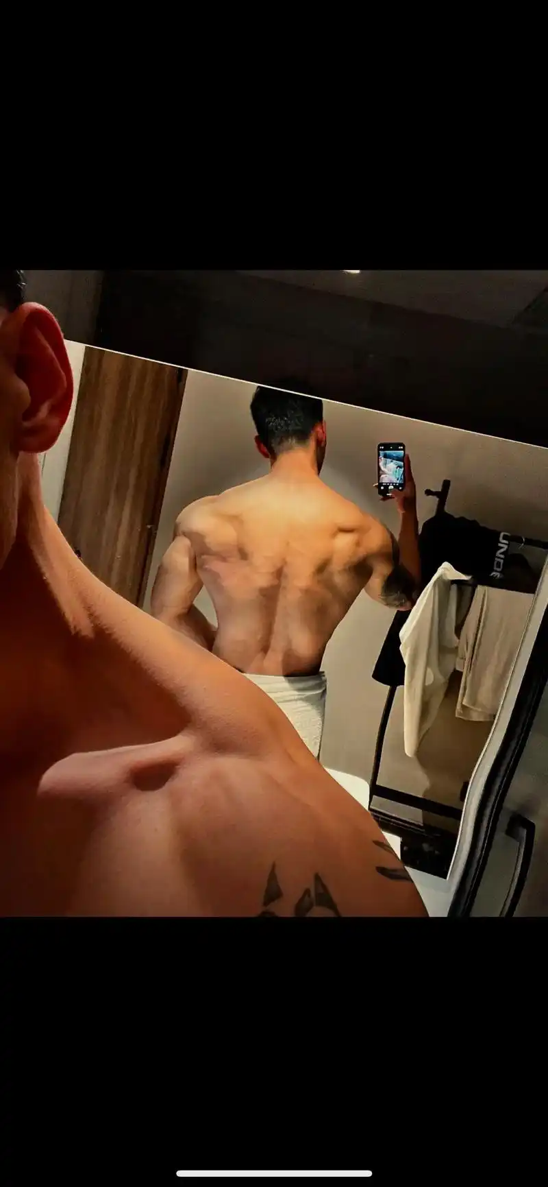 闪现,准备拍摄#腹肌 #宽肩窄腰 #双开门身材 #体育生 # - 抖音