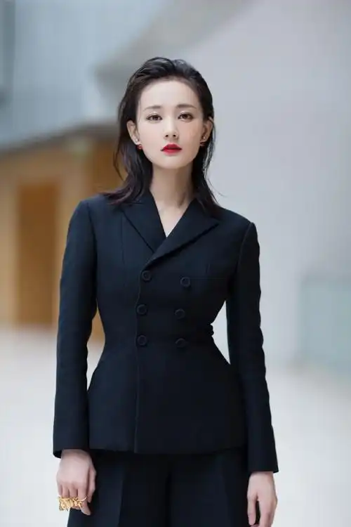 简介:李一桐时尚大气活动写真图片,分享一组李一桐图片给大家,图中的