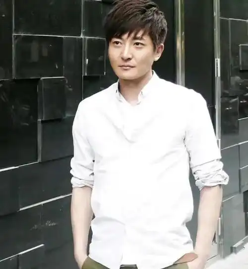 "老男孩"郭京飞,与鲍莉闪婚,17年宠妻如宝,今一家三口很幸福