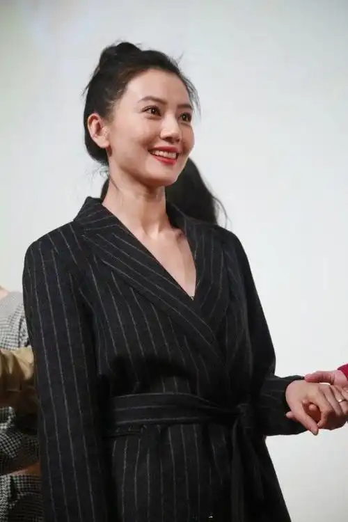 高圆圆亮相发布会扎道姑丸子头美似仙女嫩成18岁少女