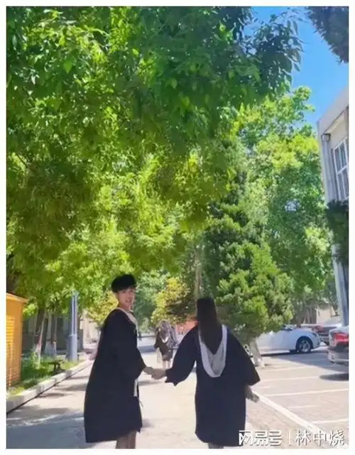 解清帅女友王正正终于露脸!长相清纯,两人同框恩爱有夫妻相!