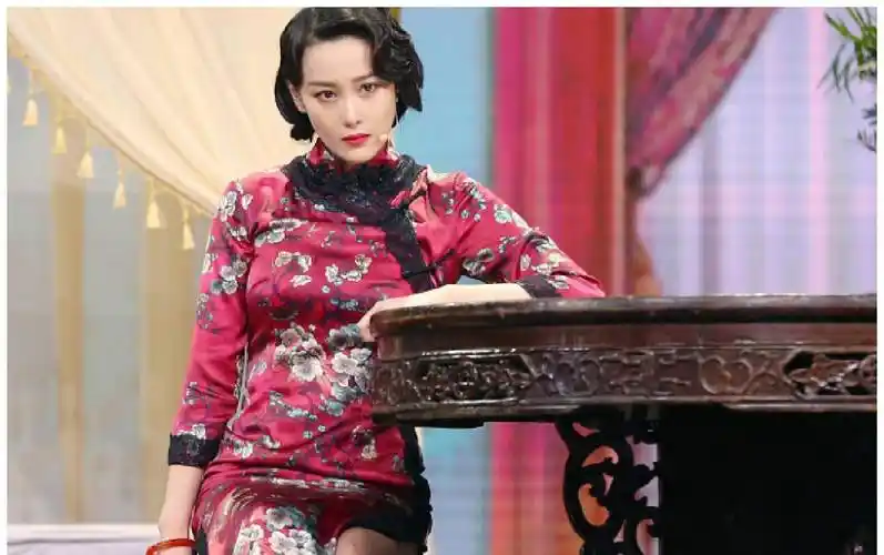 原创张馨予穿紧致旗袍叉开到大腿美出新高度