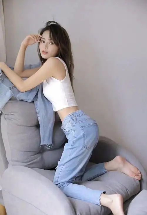 牛仔裤美女完美纤细身材慵懒随性居家写真
