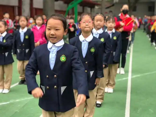 【碑林教育·东关南街小学】新校服上线,让孩子们变得更好看!