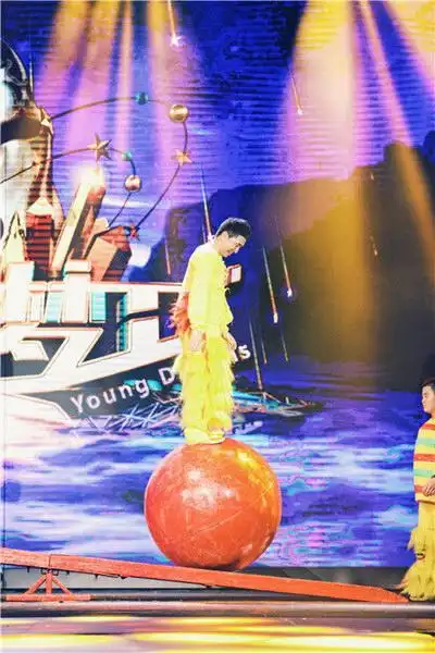 为广大观众与歌迷送上新春祝福,众所周知沙宝亮曾是一名杂技演员,而"