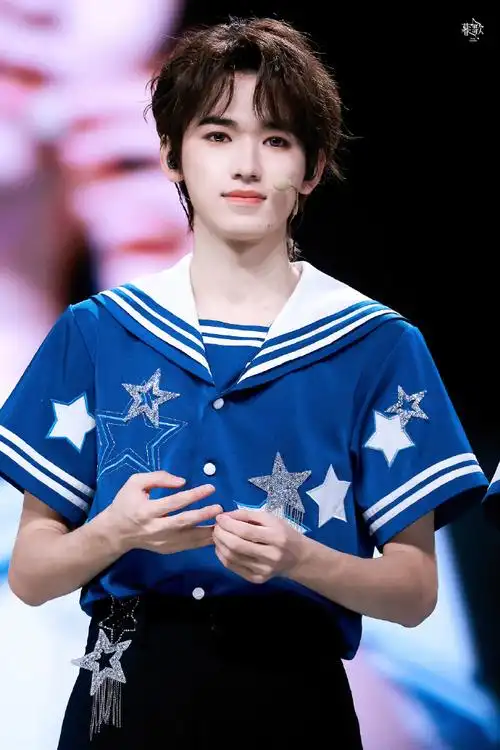 宋亚轩超话你说蓝色是你最爱的颜色@时代少年团-宋亚轩#宋亚轩楼外楼