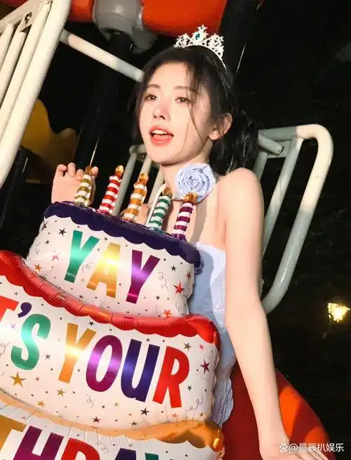 6月18日,鞠婧祎在微博发出一组照片庆生她29岁生日,粉丝们纷纷在评论
