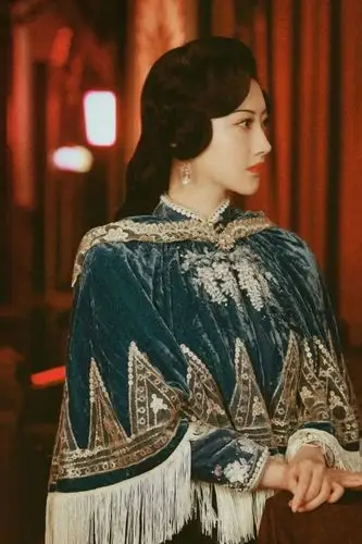较为切合近代部分剧情的旗袍服装外,司藤还穿了不同样式的中式服装