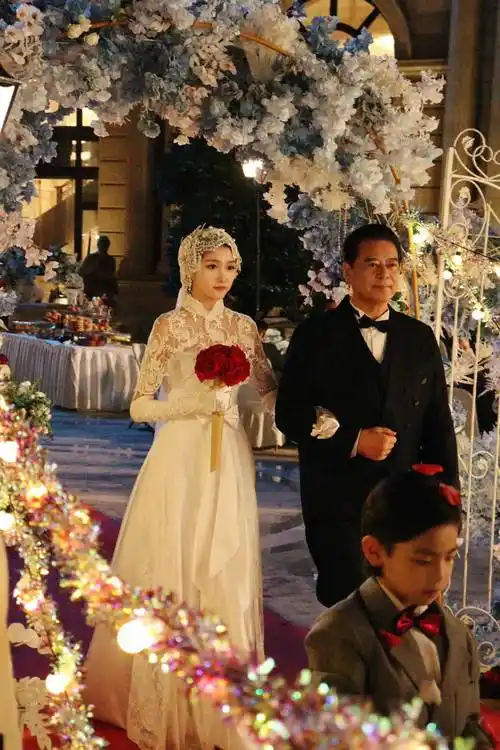 关晓彤晒左双桃民国婚纱照,评论区被鹿晗霸屏!