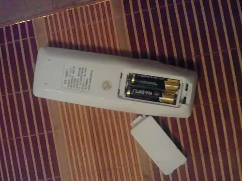 遥控器电池不知道怎么装才可以用