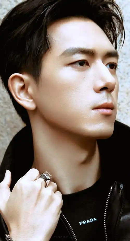 李现生图#lx#李现米兰时装周#    李现61壁纸  爱上穿皮衣的现资乔