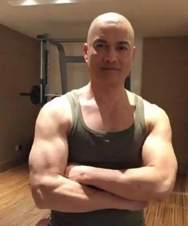 64岁吕良伟,帅过儿子,身材依然有魅力