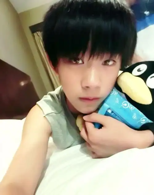 易烊千玺竟然"纹身"了,看到这个图案,网友不淡定了