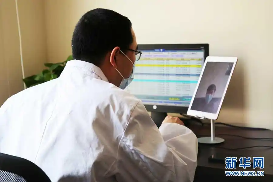 4月22日,医生为患者进行在线"云诊疗".新华网冯丽 摄