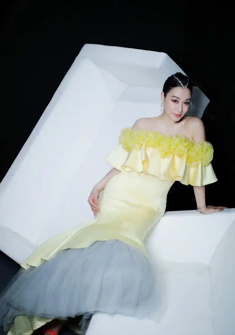 钟丽缇,穿这身鹅黄礼服,完全不像50岁的状态
