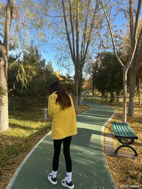 看到一个女孩子的背影穿着黑色长腿丝袜