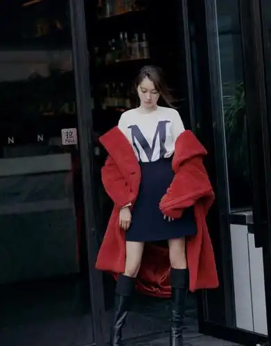 原创关晓彤太会穿了长筒靴故意往下翻快给双腿上保险吧