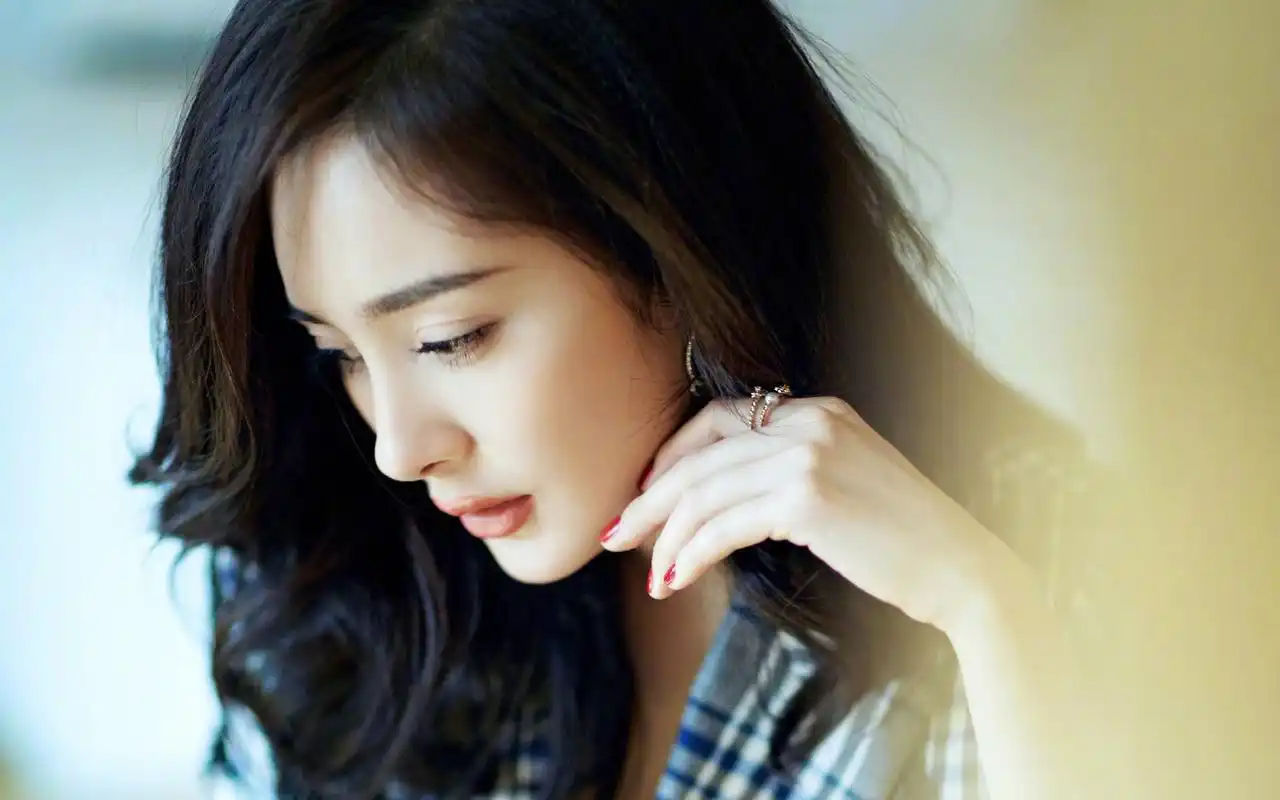 杨幂格子西装冷艳性感写真高清壁纸