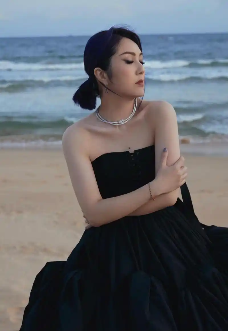 杨千嬅黑色蓬松礼裙很飒,蓝色发色足够吸睛,没有薄背也能显个性