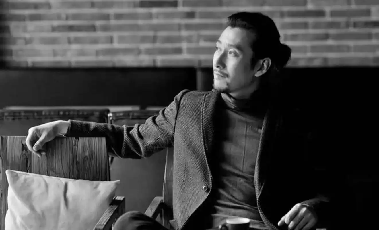 满江,这位才华横溢的歌手,不仅凭借音乐才华和帅气外表成为明星,更在