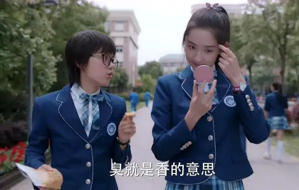 少年派里邓小琪的扮演者原来已经22岁剧中高傲戏外也很牛