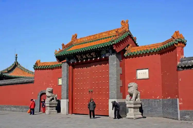 4,皇宫门外,不必再下马.寻常百姓可以自由走动.