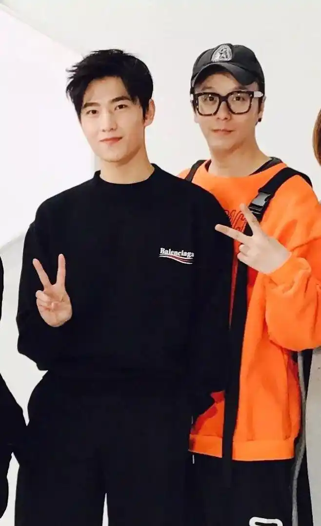 杨洋与摄影师最新合照曝光,几天不见,胖了一圈