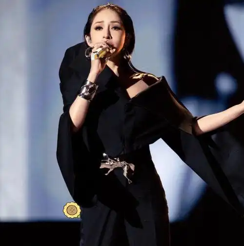 萧亚轩回归首唱惹争议,蹲下互动艰难起身,还被质疑现场假唱-腾讯新闻