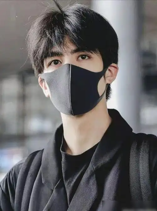 宋威龙一身黑高级穿搭好帅,戴口罩也遮不住帅气,不愧是长腿男神_网易