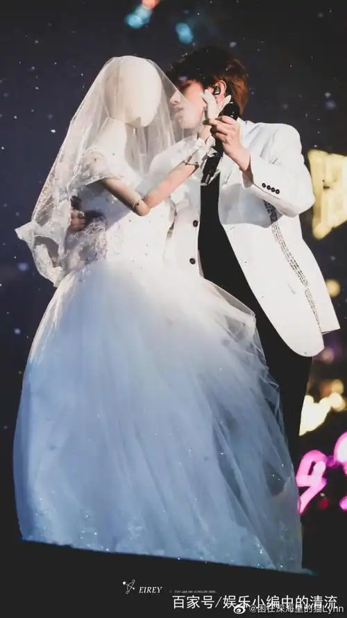 蔡徐坤抱婚纱人偶跳华尔兹,唯美浪漫!
