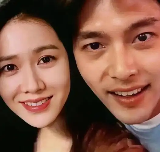 其中,他与宋慧乔的恋情持续了两年,与姜素拉则维系了一年.