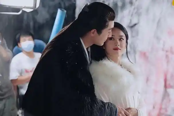 「离婚夫妻较劲」赵丽颖与林更新《与凤行》拥吻画面曝光 冯绍峰揪