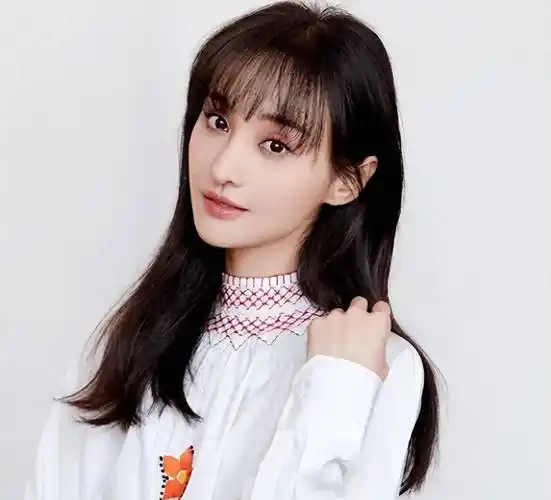 郑爽美国逛街被网友偶遇,穿短裤风格变样,自曝当导演拍复仇剧!