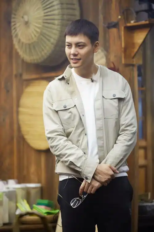 陈伟霆做客《向往的生活》 变魔术撒娇逗狗尽显反差萌