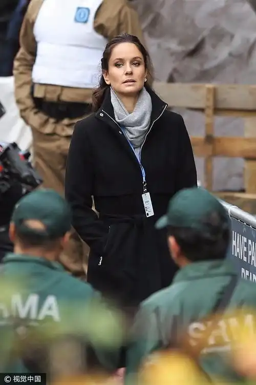 《越狱》女主维恩·卡里斯现身拍摄新剧 待机间隙抠鼻背台词