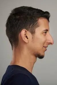 年轻的西班牙裔人的侧面肖像照片