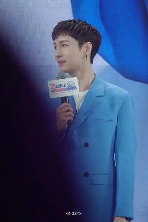 张艺兴蓝色西装套装造型