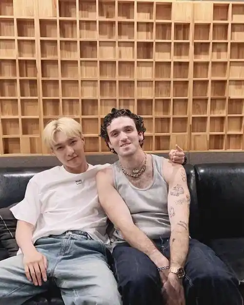 张艺兴和六公主合照