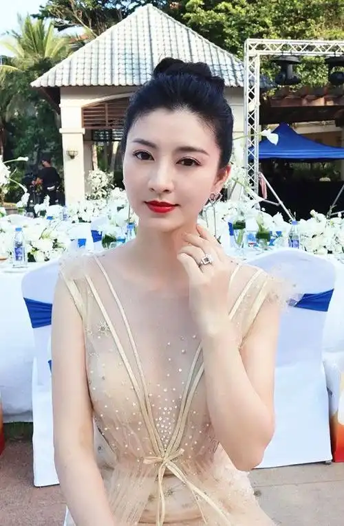 "沈眉庄"斓曦走红毯,穿深v礼服秀美肩,复古气质不一般