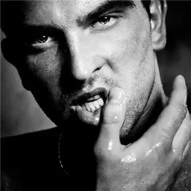 2021超拽男生黑白头像霸气成熟范男生抽烟头像