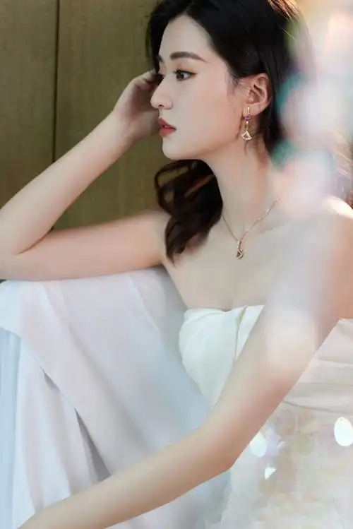 乔欣礼服波光粼粼##微博电影之夜