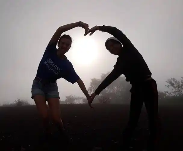 日本轻井泽世界联合学院的2个学生比心