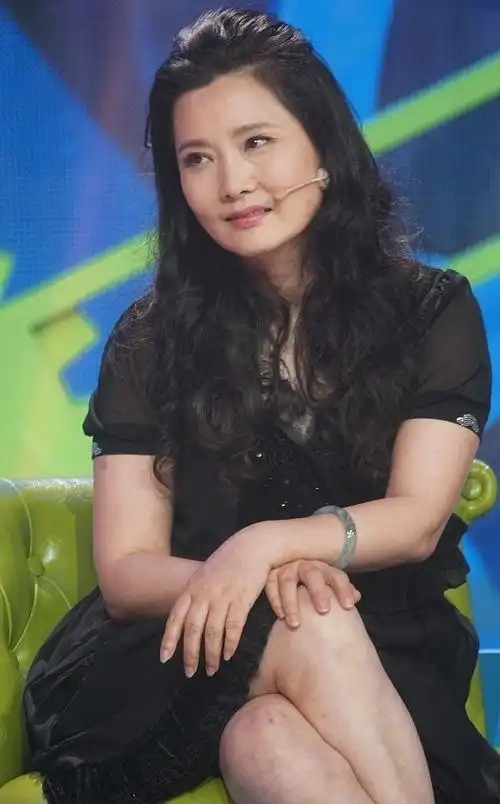 60岁的何赛飞很有富态感穿纱裙没有年龄压力挺有个性