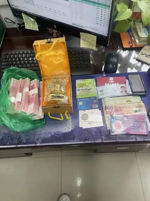 乘客唐阿姨遗失的物品. 本文图片均由受访者供图澎湃新闻(www.