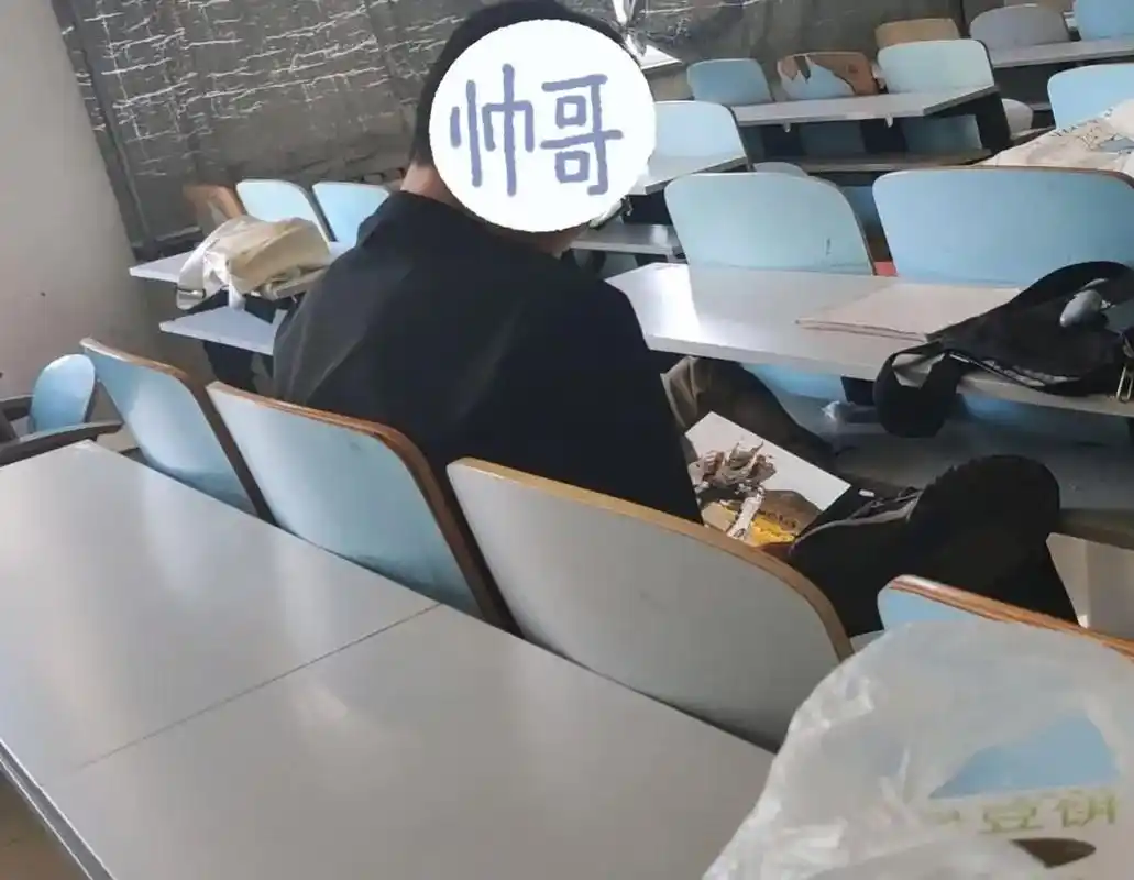 男大学生上课日常#只有照片能记录这份珍贵 1.看铠甲勇士 - 抖音