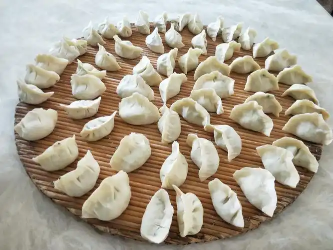 今天下班回去,妻子包好了水饺,排得整齐有致,并悄悄告诉我她的吃饭